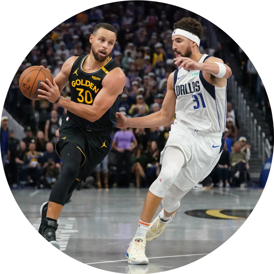 Steph Curry being guarded by Klay Thompson during Mavericks Warriors game