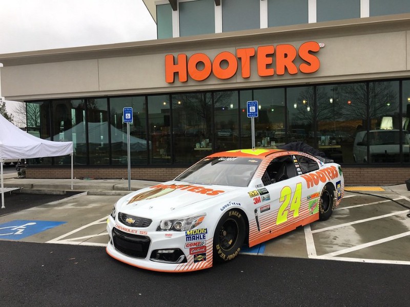2016 Rookie of the Year Chase Elliott has formed a partnership with Hooters for the next two seasons. Image via racingnews.co