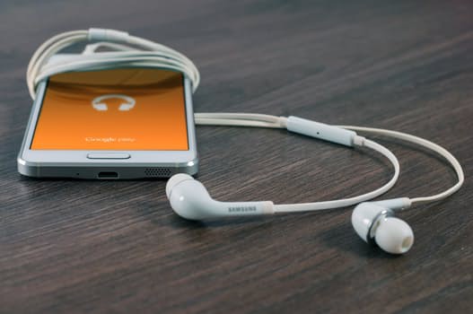 Listening to podcasts is a great way for sports business students and professionals to absorb information during commutes, workouts, or house hold chores. (Image via Pexels.com)