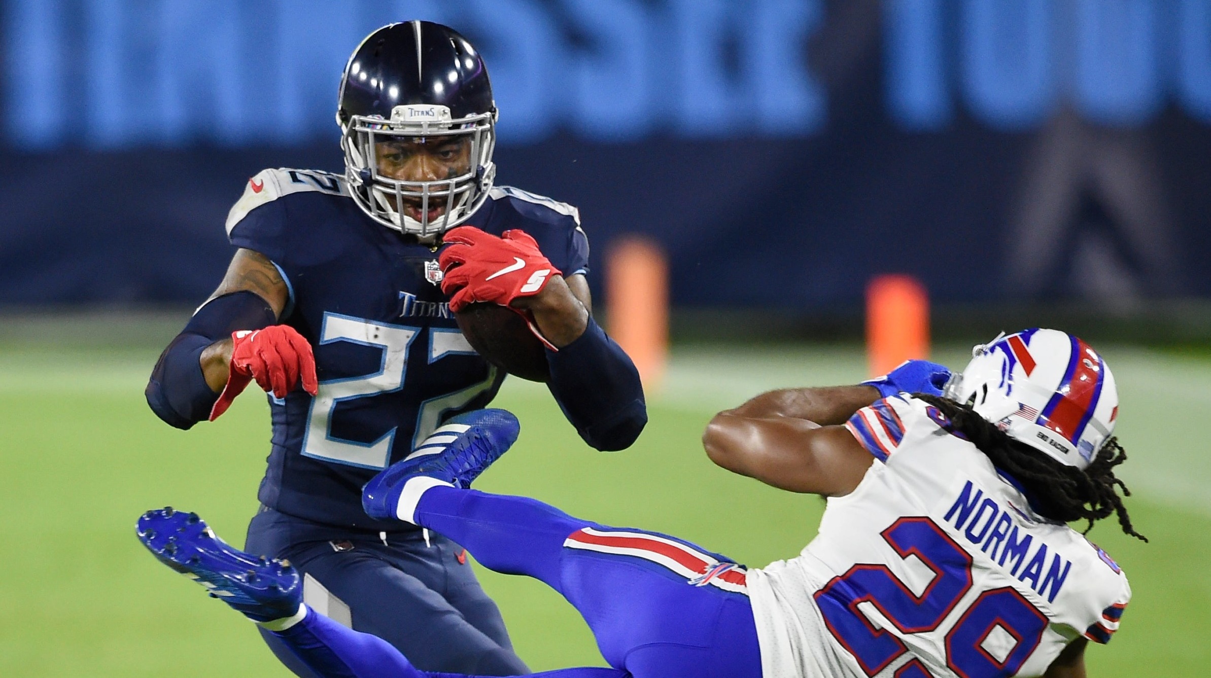 Derrick Henry stiff-arms Josh Norman