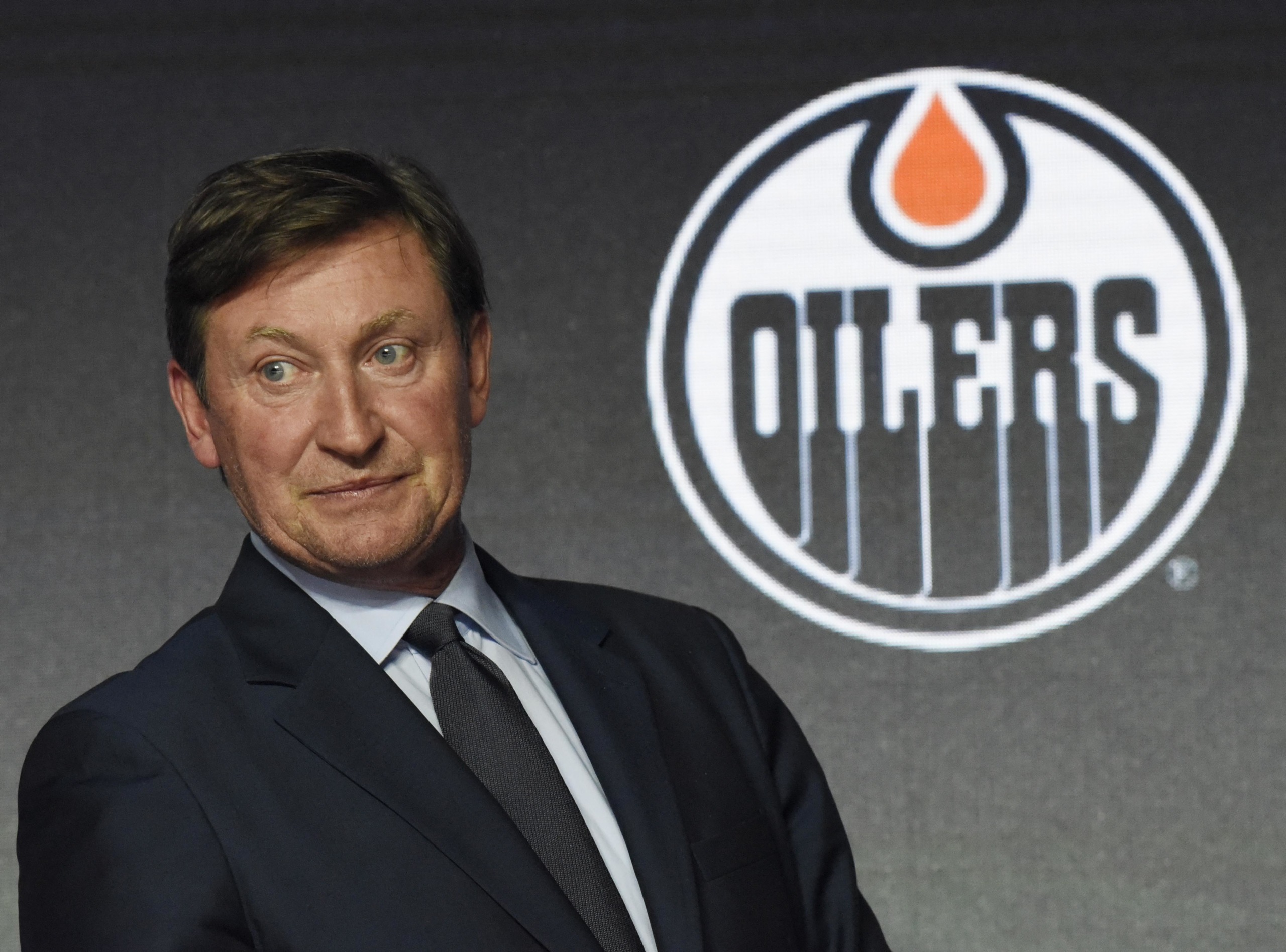 TNT and ESPN Both Want Wayne Gretzky for NHL Coverage
