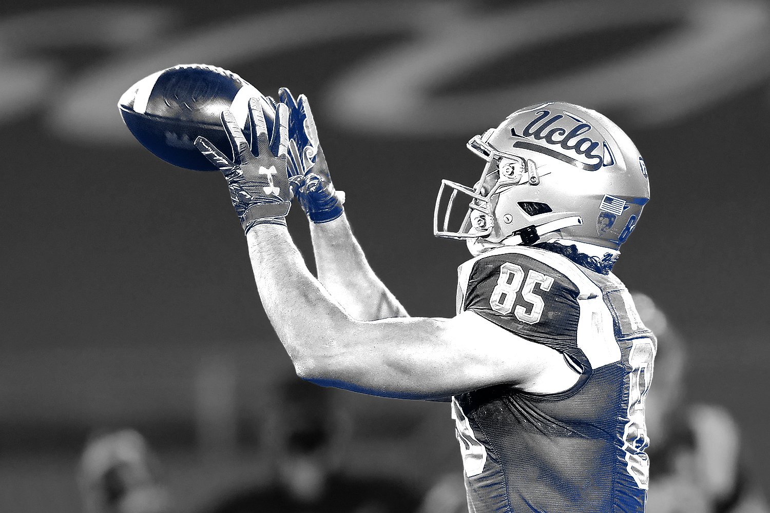 ucla_player_catching_football