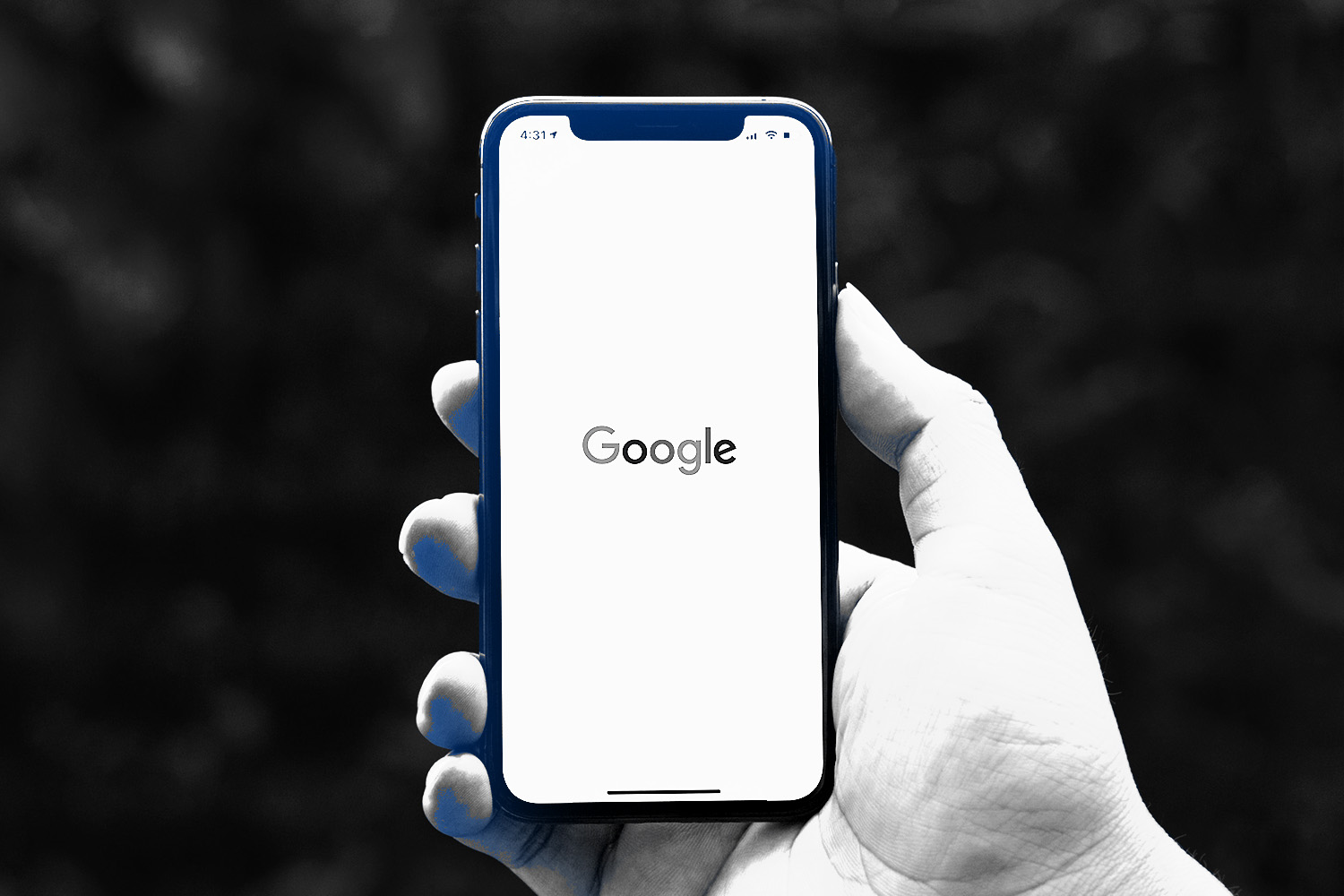 google_logo_on_phone