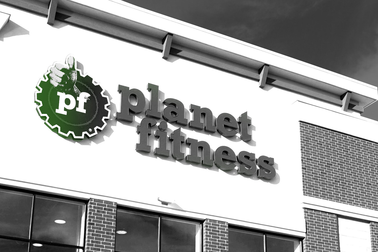 planet_fitness_logo_on_building