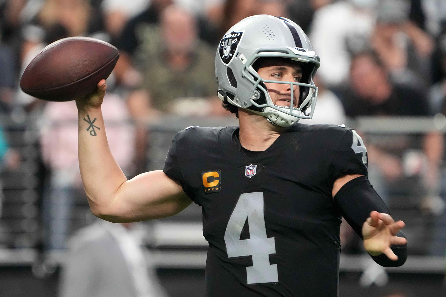 Derek Carr Becomes 5th-Highest-Paid QB with $121.5M Extension