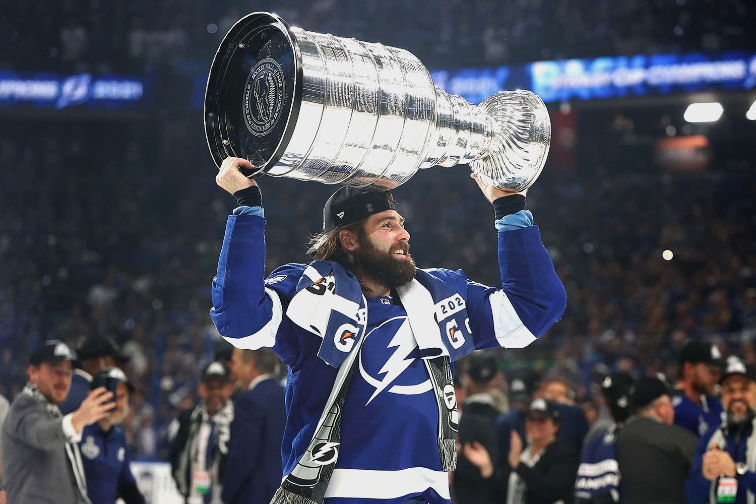 Maroon becomes back-to-back Cup winner with Blues, Lightning