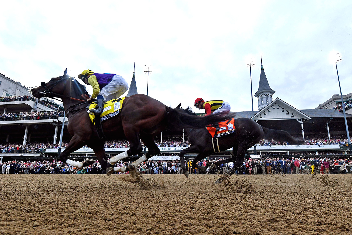 Horses-racing-at-Churchill-Downs