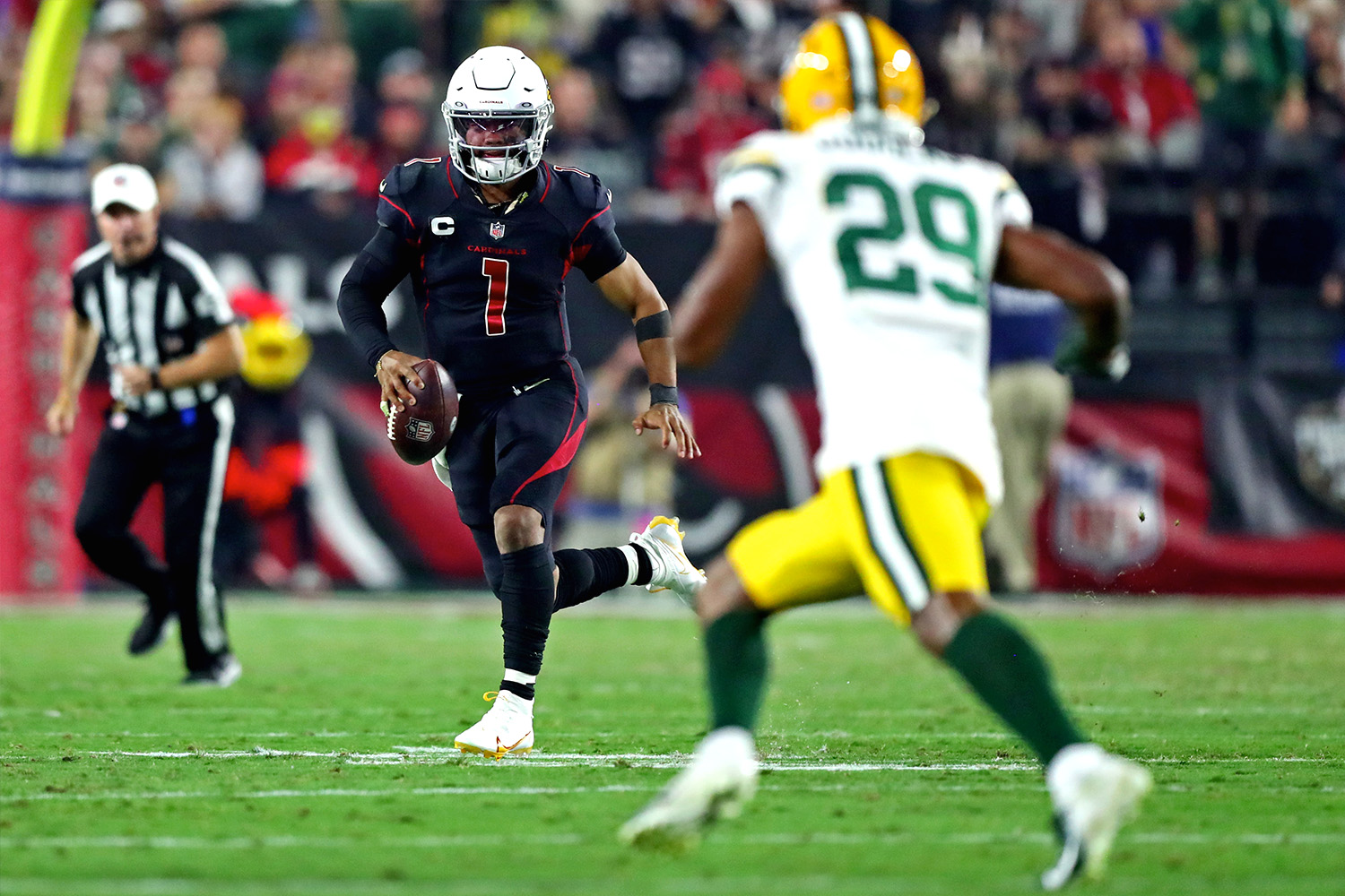 Kyler-Murray-carries-ball-against-Packers