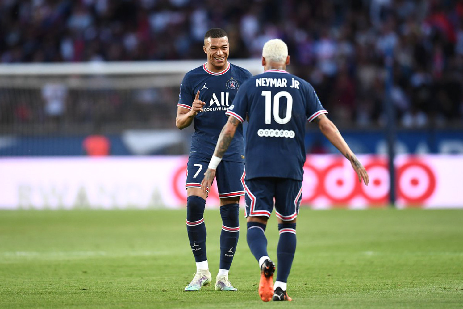 Neymar-and-Mbappe-celebrate