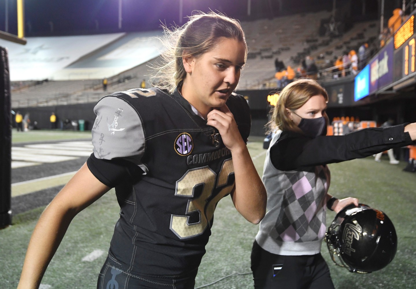 NFL Brasil on X: JOGUE COMO UMA GAROTA! 💪♀️ Sarah Fuller, goleira do time  feminino de futebol da universidade de Vanderbilt, vestirá o uniforme do  time de Futebol Americano e será a