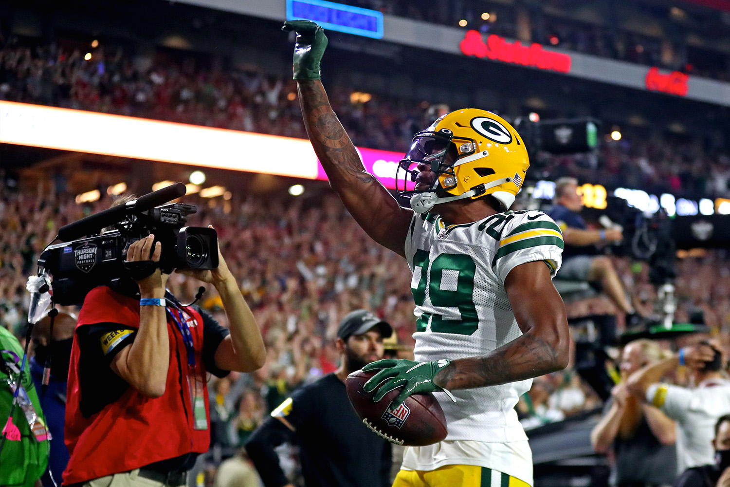 Packers-player-celebrates-in-front-of-crowd