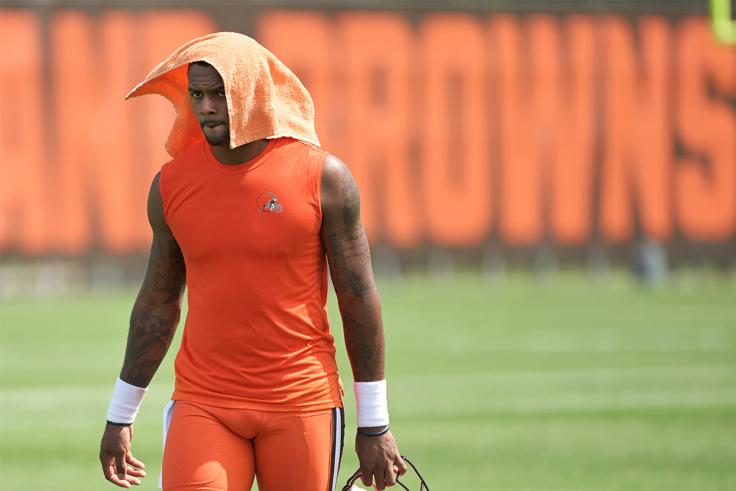 DeShaun-Watson-walking-off-field