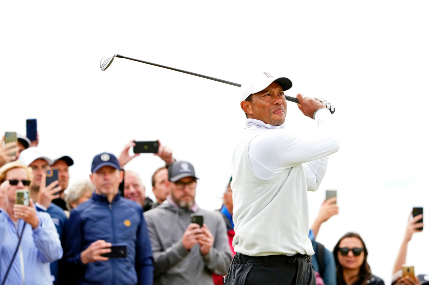 Tiger-woods-swings-club-in-front-of-fans