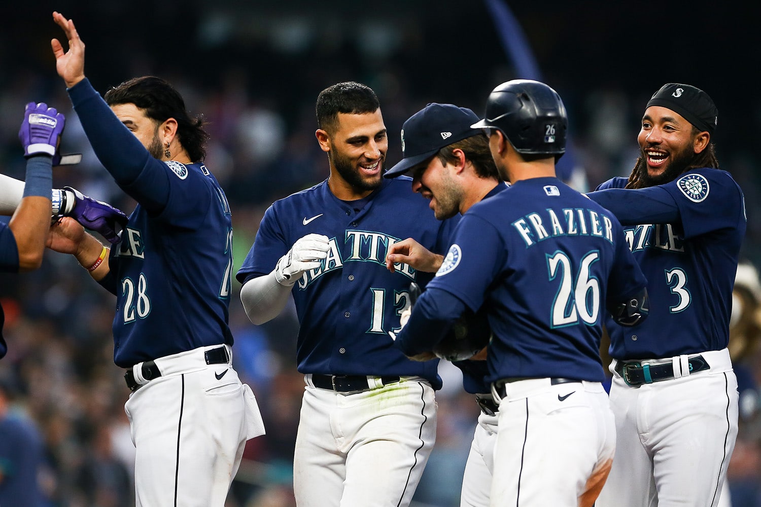 Mariners players criticize team for selling Blue Jays gear in stadium store