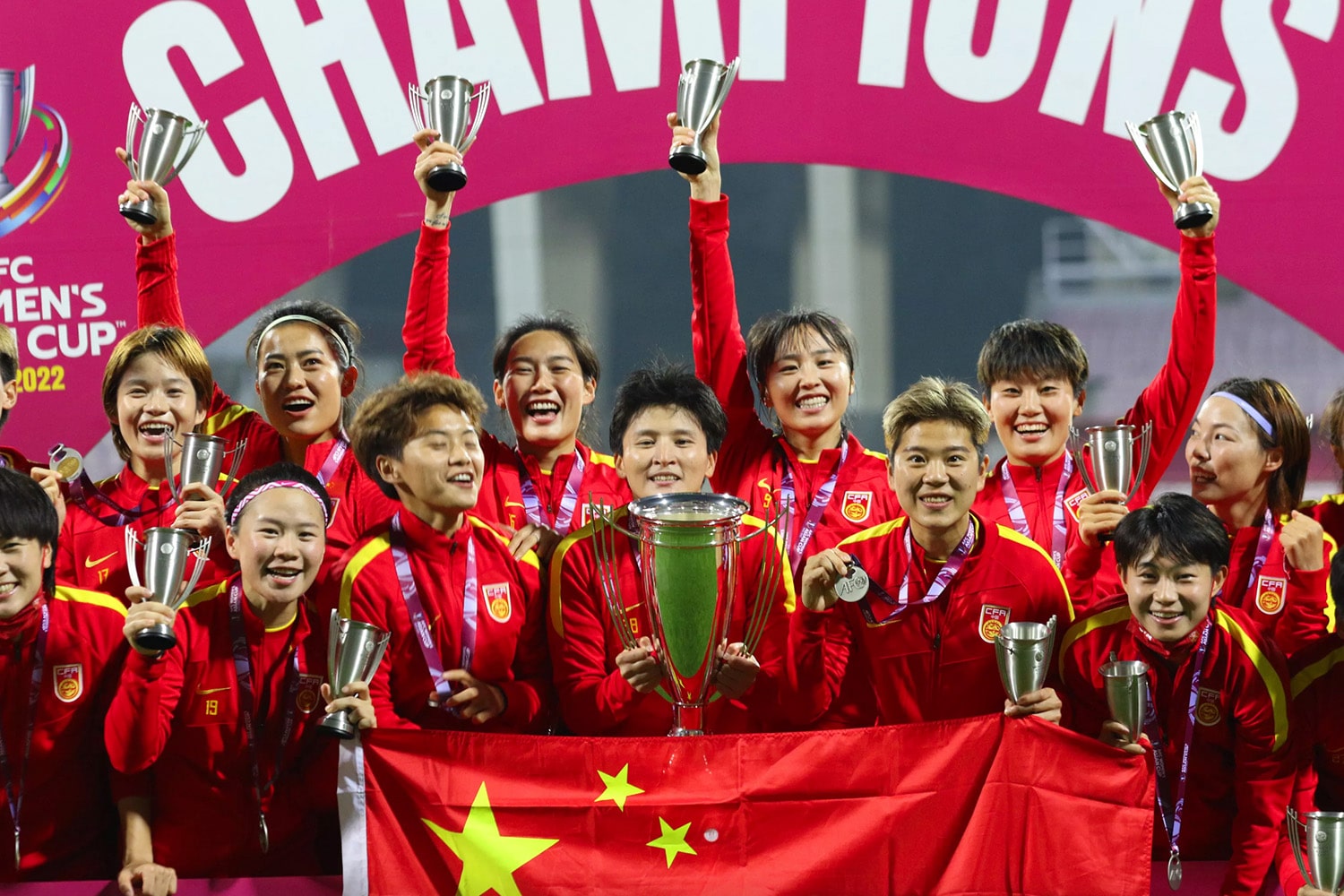 china-national-team-trophy-lift