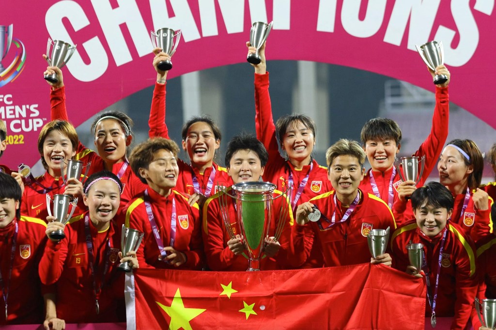 china-national-team-trophy-lift