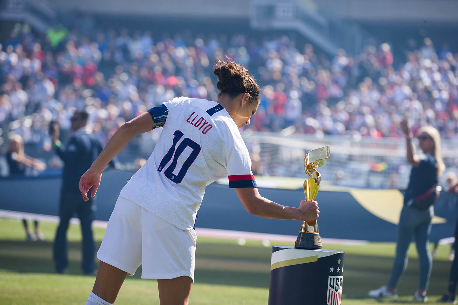 USWNT captain Carli Lloyd lifts World Cup trophy