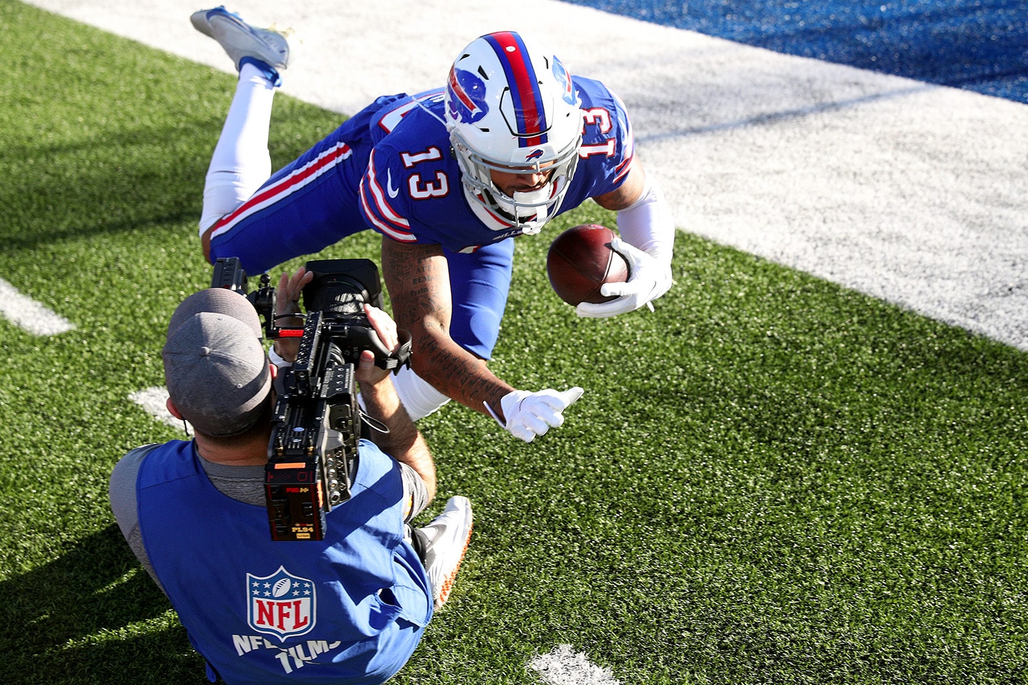 Bills receiver Gabe Davis completes diving catch in front of NFL camera man before game