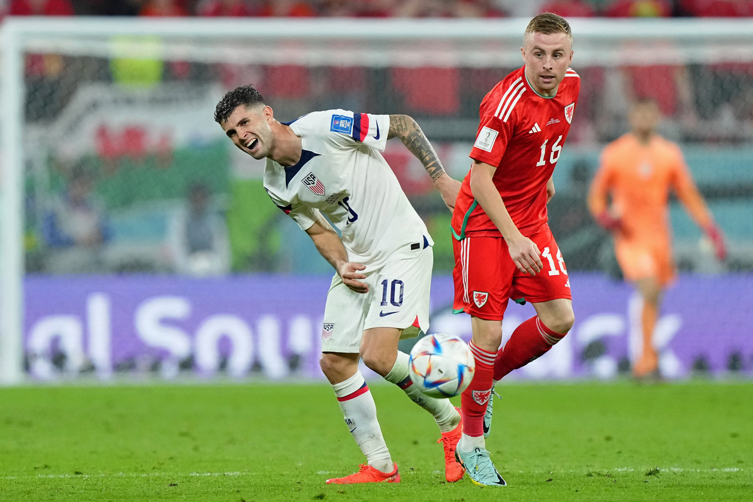 USMNT Christian Pulisic reaches for leg in pain during World Cup match against Wales