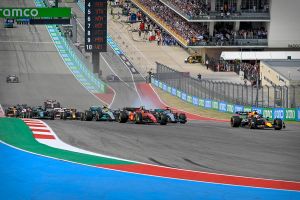 Red Bull F1 car pulls away from opponents on track