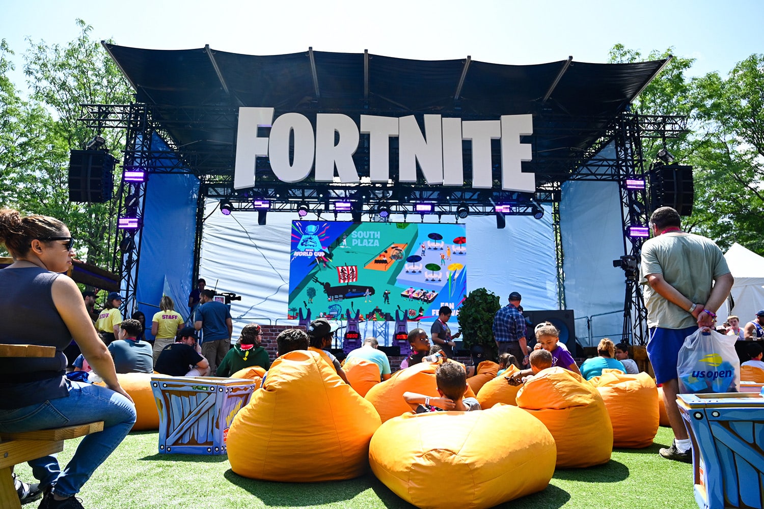 Outdoor stage showing gameplay from Epic Game's Fortnite