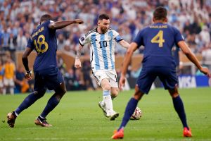 Lionel Messi preparing to shoot in front of two French defenders in World Cup final