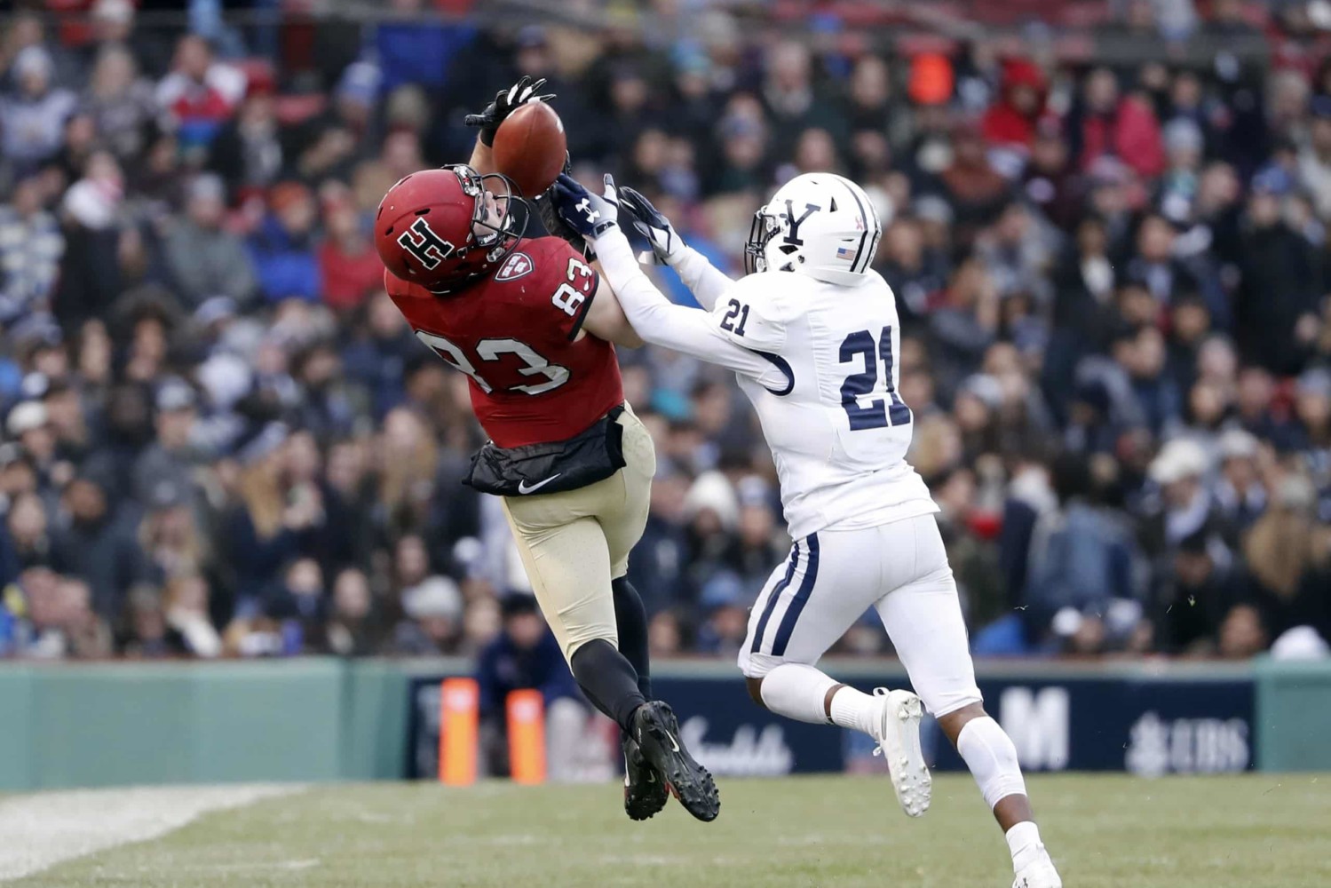 Harvard receiver makes contested catch against Yale in rivalry match