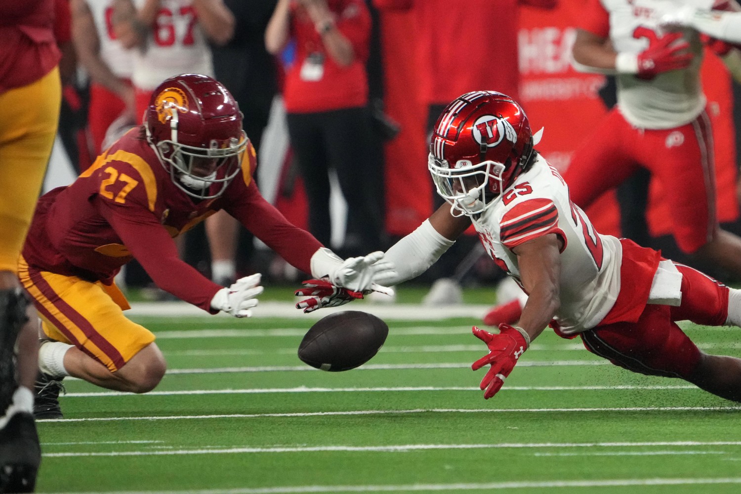 Utah and USC players scramble for loose ball