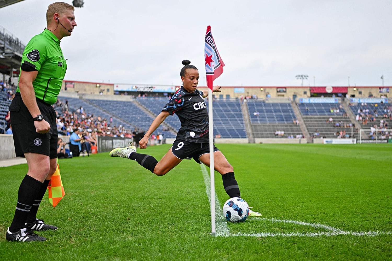 Chicago Red Stars forward Mallory Pugh takes a corner kick