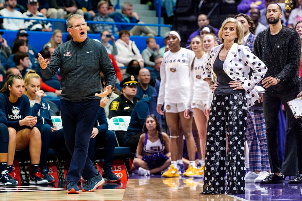 Une Photo Retouchée Montrant Geno Auriemma D'Uconn Et Kim Mulkey De Lsu Entraînant Leurs Équipes Féminines De Basket-Ball.