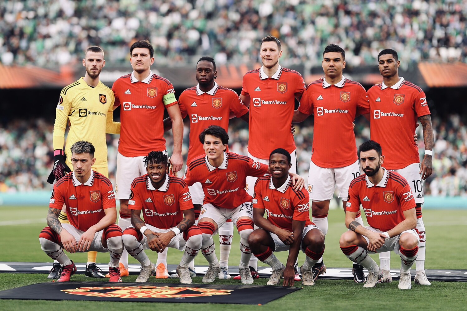 The Manchester United squad poses for a photo before a match.