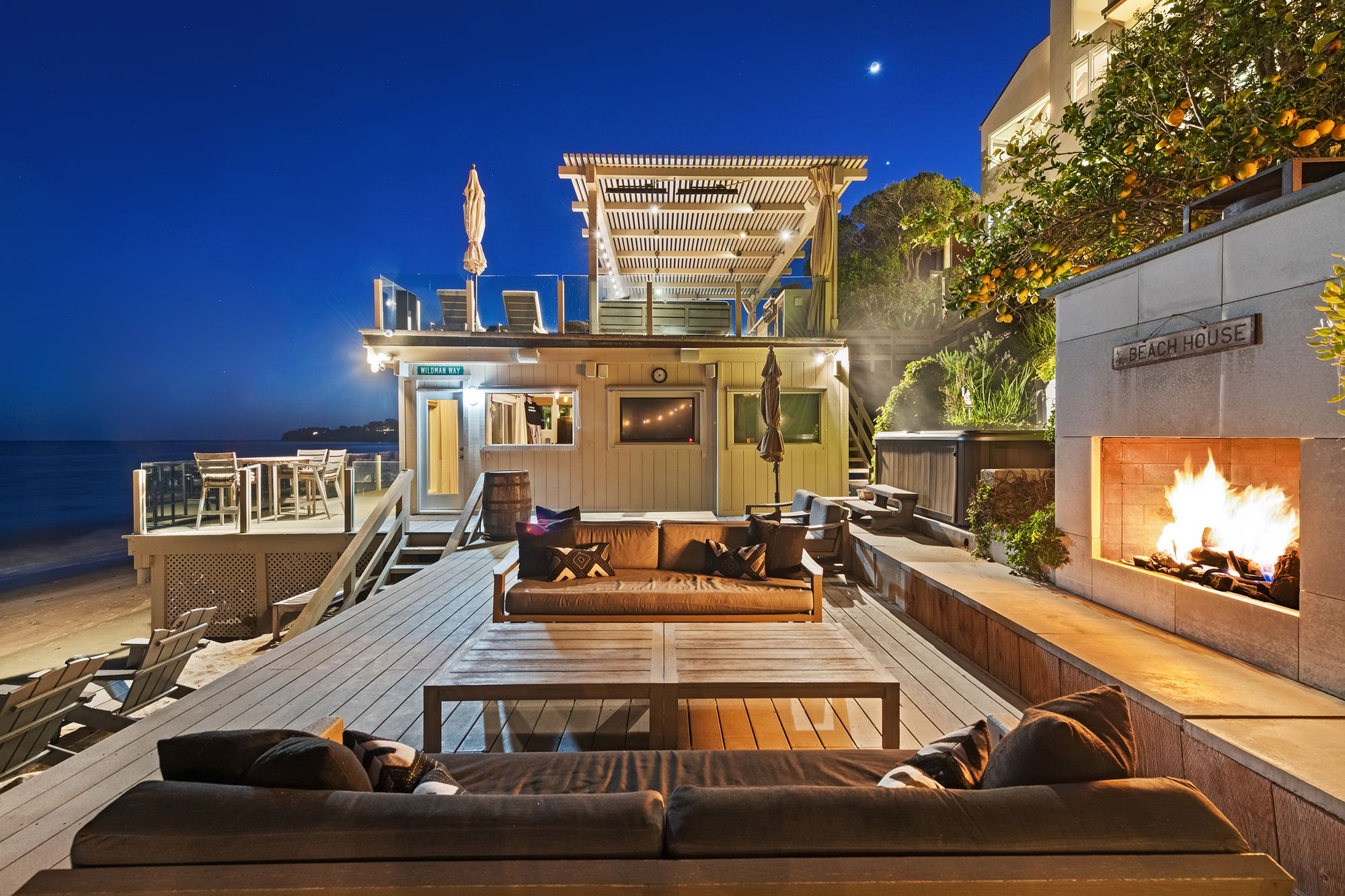 Chris Chelios selling home.