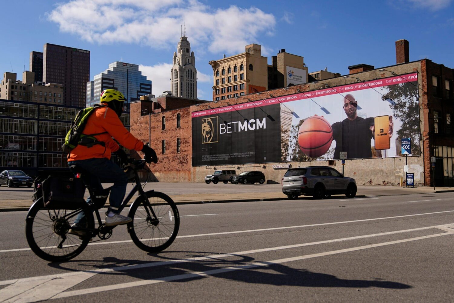 A BetMGM billboard featuring NBA legend Kevin Garnett in Columbus, Ohio.