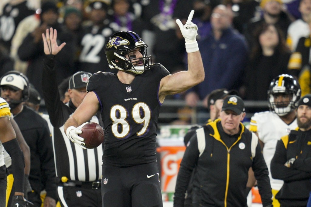 Baltimore Ravens tight end Mark Andrews (89) reacts after making a catch against the Pittsburgh Steelers during the first half at M&T Bank Stadium.