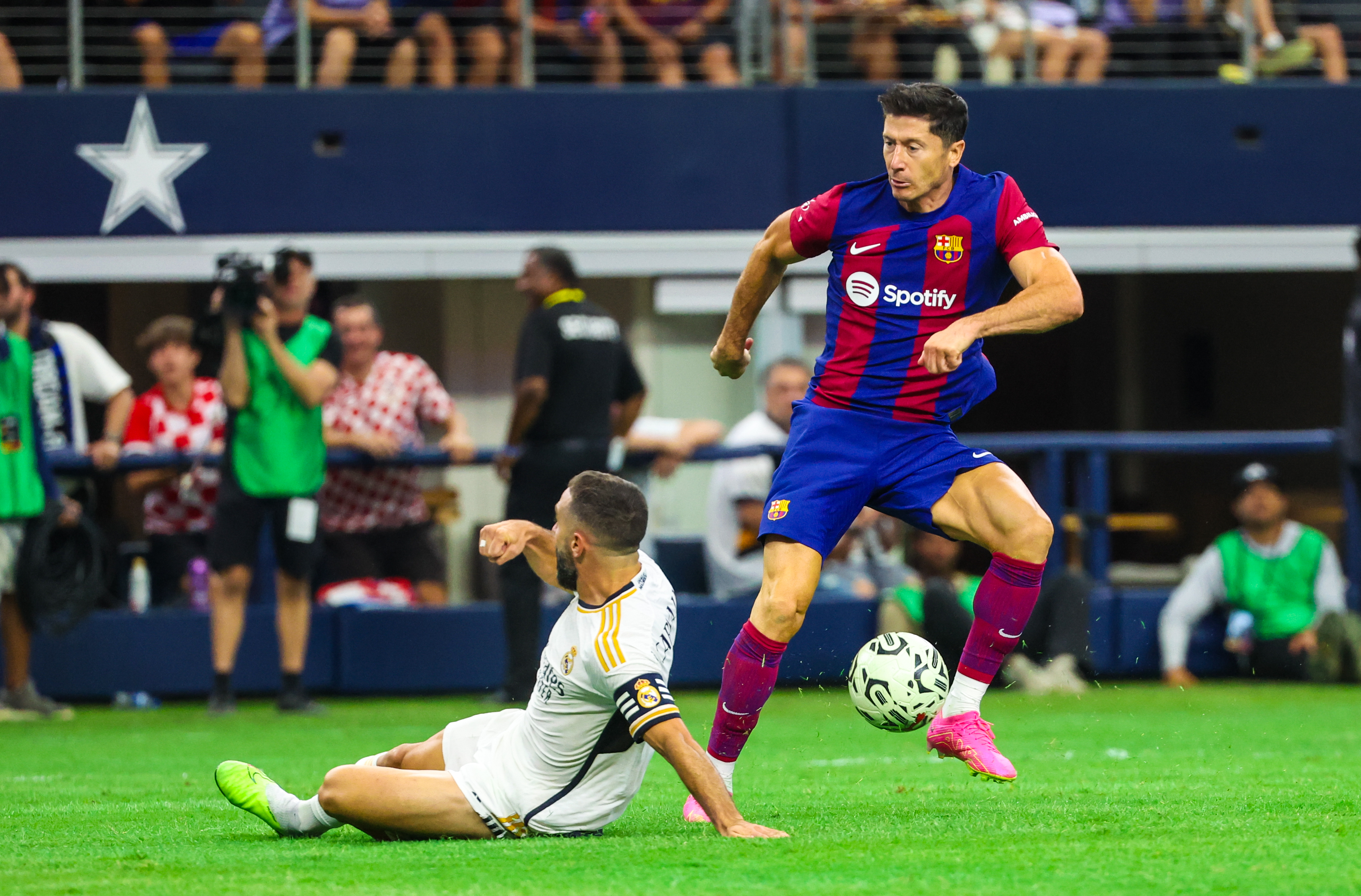 El Cl sico Draws 82 026 Fans for AT T Stadium Soccer Record