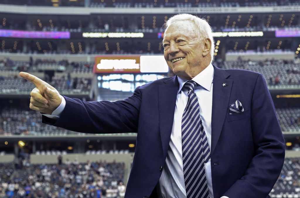 Jerry Jones invited FIFA'a Gianni Infantino to Sunday's Cowboys-Jets game at AT&T Stadium as the venue vies for the 2026 World Cup Final.