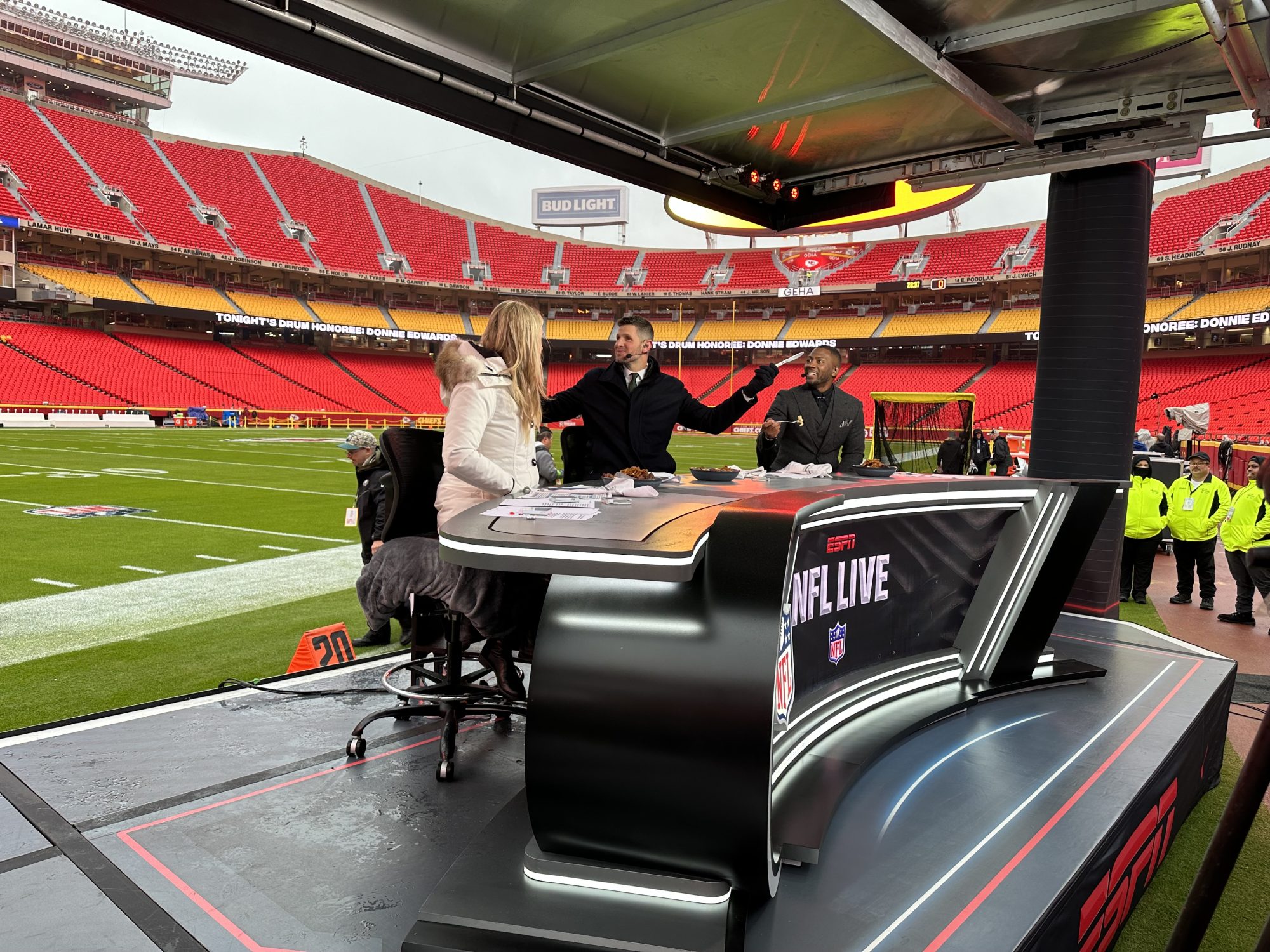 Taylor Swift attends Chiefs game in Travis Kelce's suite, Undisputed