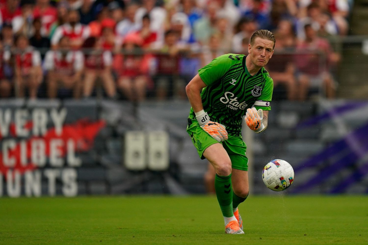 Everton goalkeeper Jordan Pickford passes during the first half against the Everton.