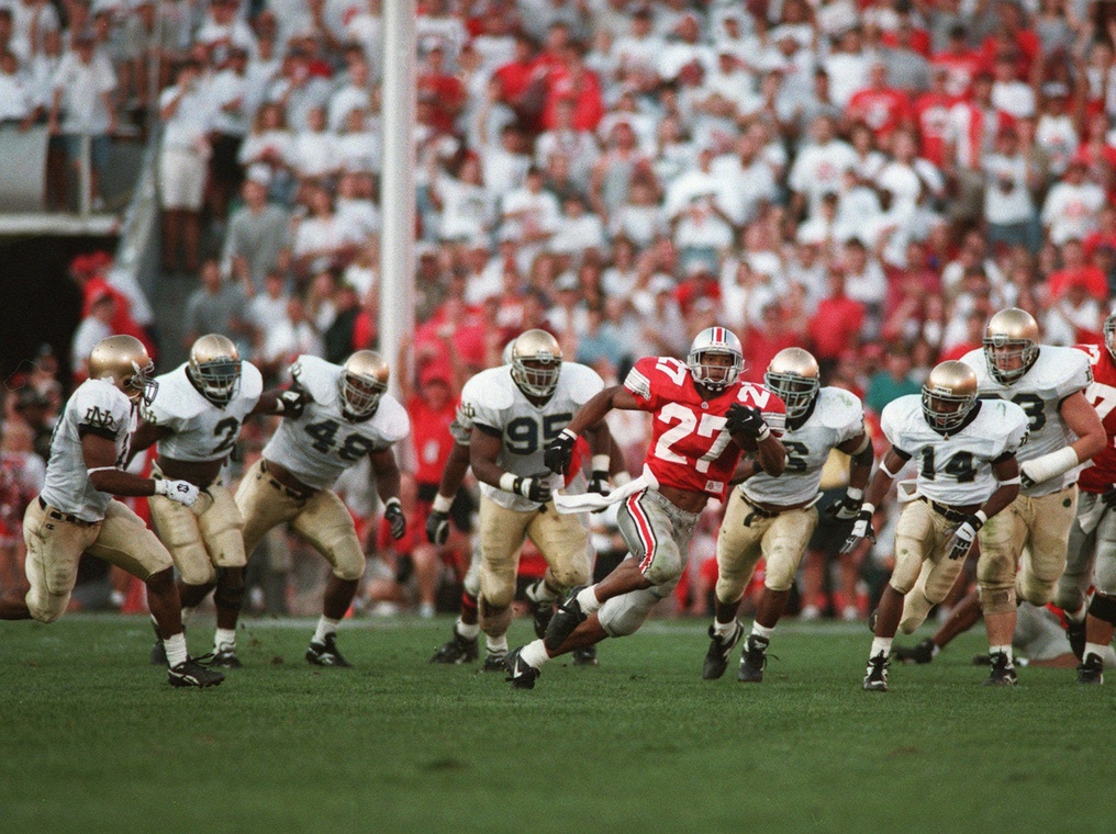 *** THIS IS THE FULL CROP of Fred Squillante's famous 1995 photo of Eddie George vs. Notre Dame. *** (Scanned in 10/97 for use in calendar of OSU's great football moments.) *** KEEP IN THE ARCHIVE ALONG WITH THE TIGHTER-CROPPED ONE! *** Eddie George gets away from the Notre Dame defense on a long run. OSU Buckeyes vs. Notre Dame Fighting Irish . Ohio State University college football . Game played on Sat., September 30, 1995 .