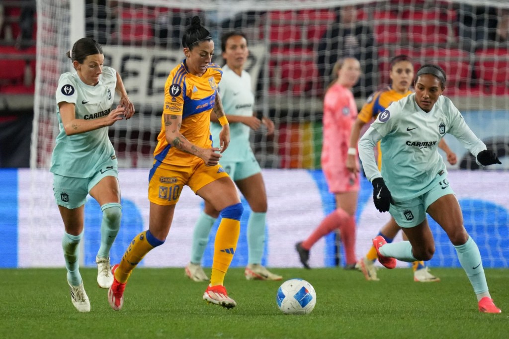 Oct 16, 2024; Harrison, NJ, USA; Tigres Femenil forward Jenni Hermoso (10) dribbles as NJ/NY Gotham FC forward Cecelia Kizer (24) and NJ/NY Gotham FC midfielder Yazmeen Ryan (18) defend during the second half at Red Bull Arena.