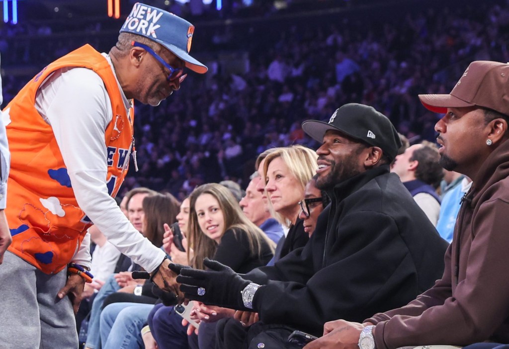 Mar 26, 2025; New York, New York, USA; Actor and filmmaker Spike Lee (l) greets former professional boxer Floyd Mayweather Jr. during the game between the LA Clippers and the New York Knicks at Madison Square Garden.