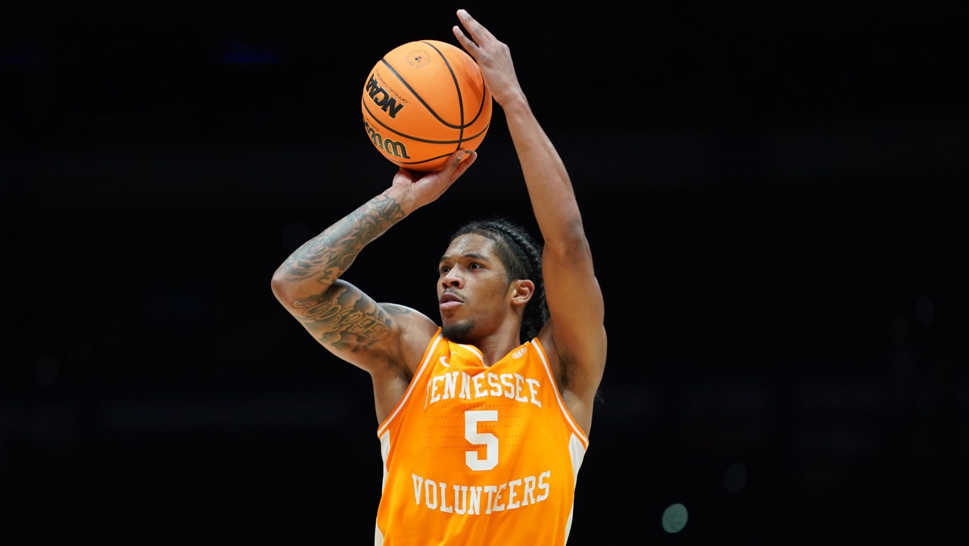 Mar 30, 2025; Indianapolis, IN, USA; Tennessee Volunteers guard Zakai Zeigler (5) shoots the ball against the Houston Cougars in the first half during the Midwest Regional final of the 2025 NCAA tournament at Lucas Oil Stadium.