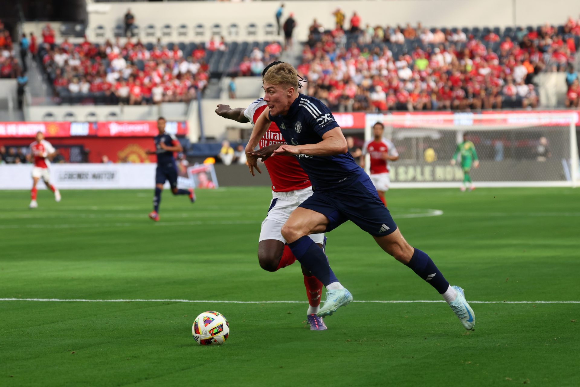 Jul 27, 2024; Inglewood, CA, USA; Manchester United forward Rasmus Hojlund (9) dribbles the ball against Arsenal defender Ayden Heaven (76) during the first half at SoFi Stadium.