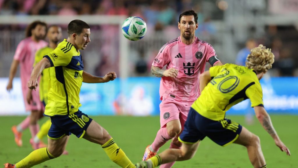Nov 8, 2025; Fort Lauderdale, Florida, USA; Inter Miami CF forward Lionel Messi (10) passes the ball as Nashville SC midfielder Alex Muyl (19) and midfielder Edvard Tagseth (20) defend during the second half at Chase Stadium.