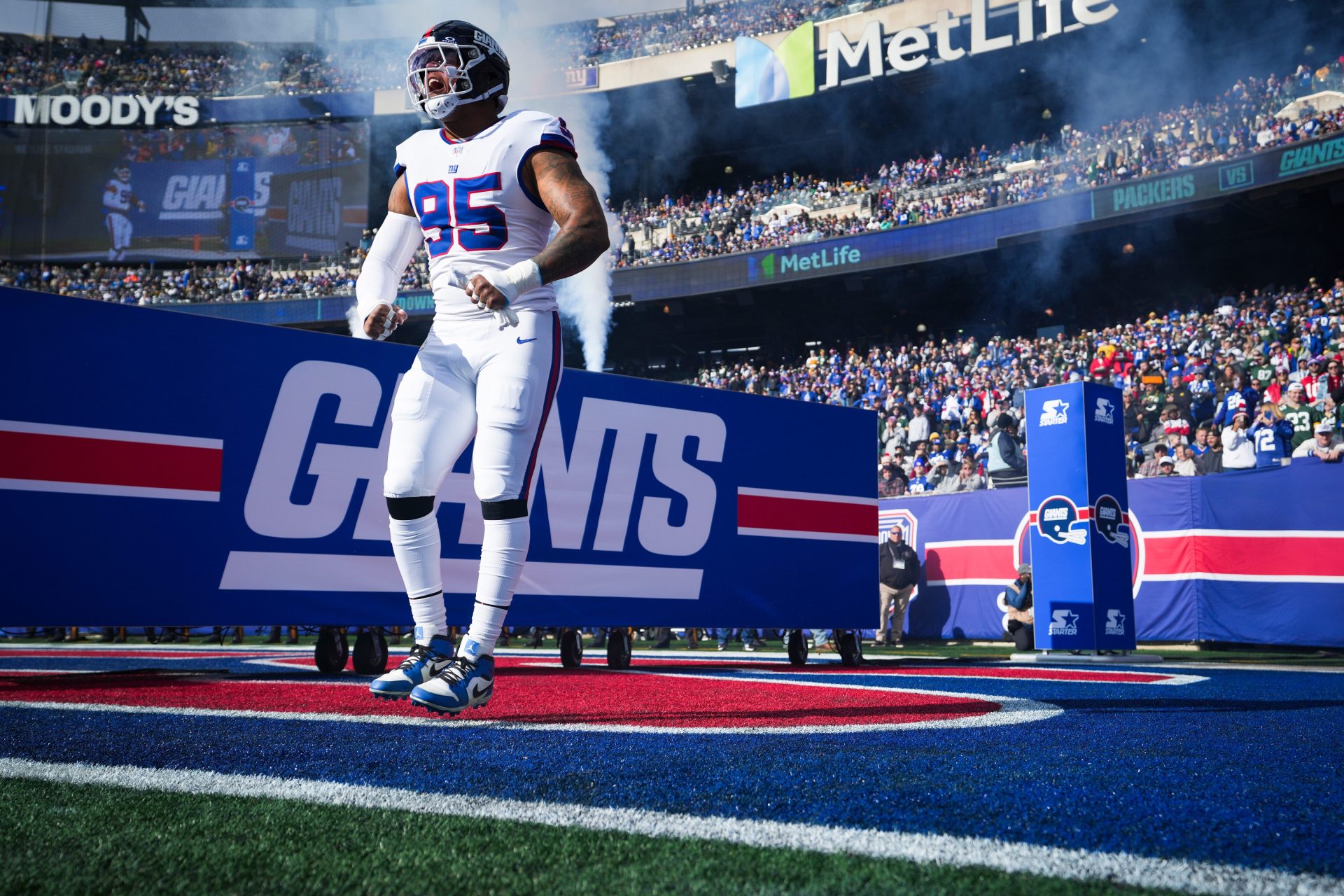 New York Giants defensive tackle Roy Robertson-Harris (95) cheers while running onto the field before a game against the Green Bay Packers at MetLife Stadium, Nov 16, 2025, East Rutherford, NJ, USA.
