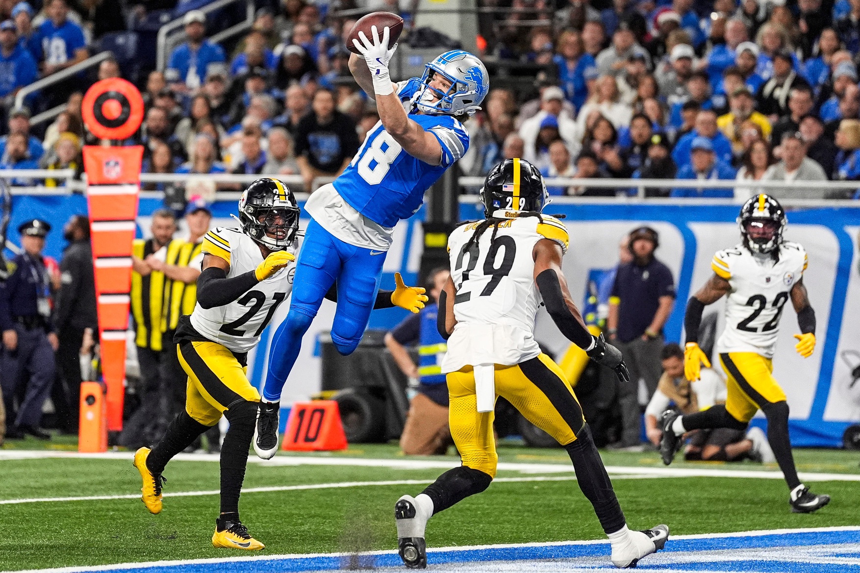 Detroit Lions wide receiver Isaac Teslaa (18) makes a catch for a touchdown against Pittsburgh Steelers during the first half at Ford Field in Detroit on Sunday, Dec. 21, 2025.
