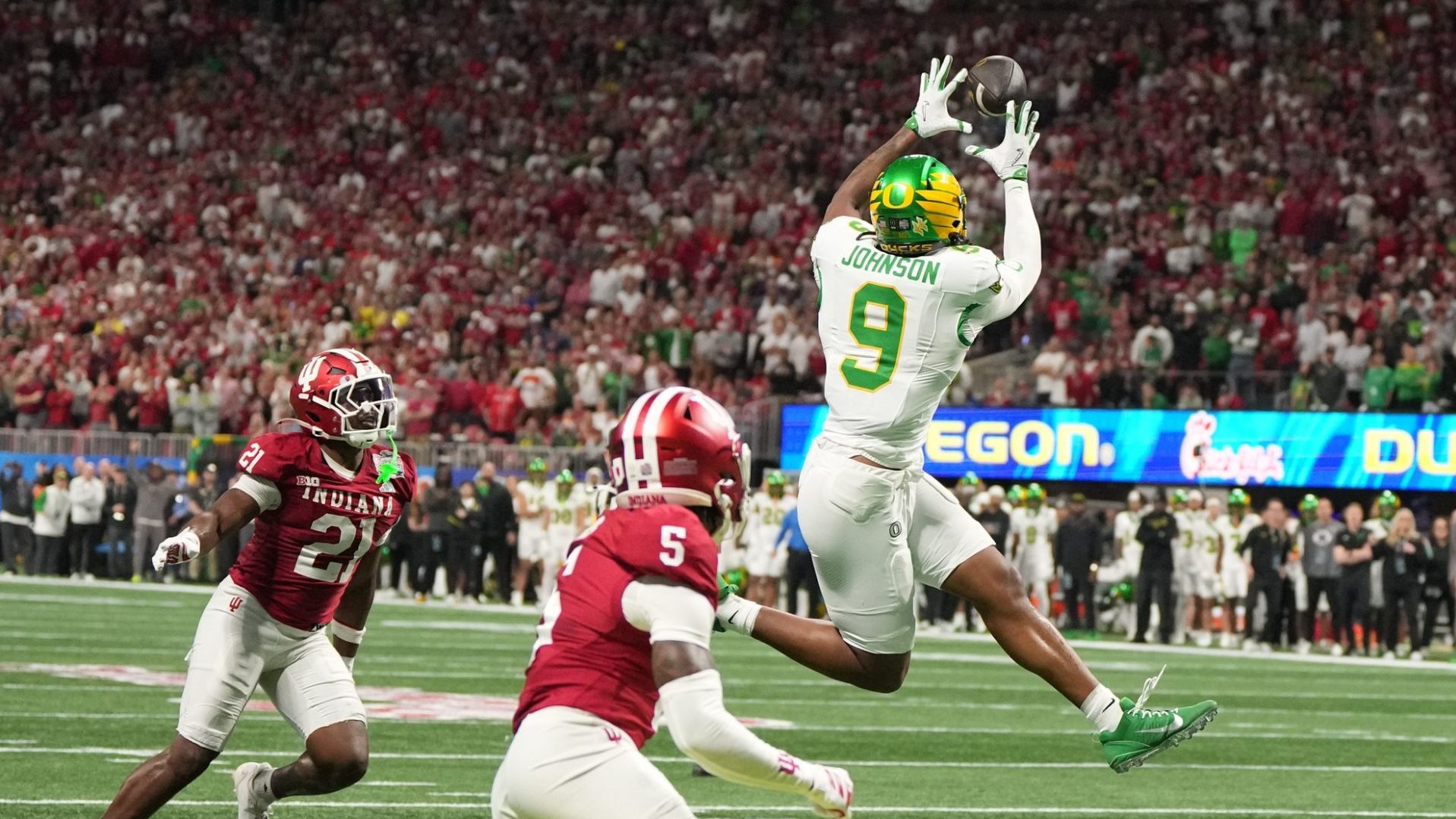 Jan 9, 2026; Atlanta, GA, USA; Oregon Ducks tight end Jamari Johnson (9) makes catch for a touchdown against Indiana Hoosiers defensive back D'Angelo Ponds (5) during the first quarter of the 2025 Peach Bowl and semifinal game of the College Football Playoff at Mercedes-Benz Stadium.