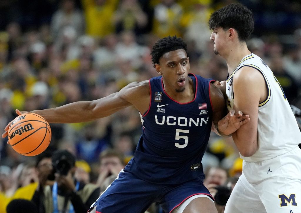 UConn Huskies forward Tarris Reed Jr. (5) backs down Michigan Wolverines center Aday Mara (15) on Monday, April 6, 2026, during the NCAA men’s basketball national championship game at Lucas Oil Stadium in Indianapolis.