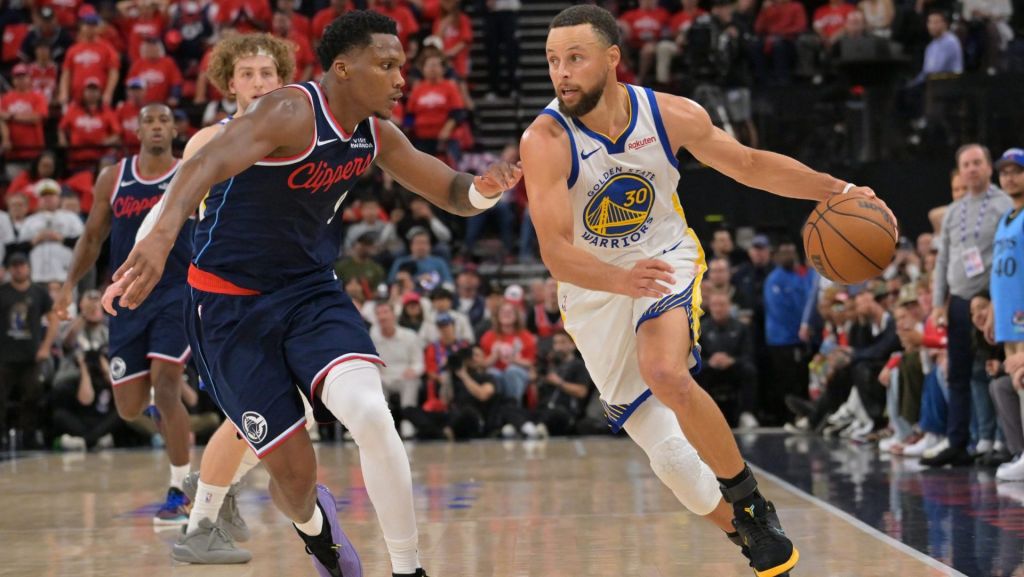 Apr 15, 2026; Inglewood, California, USA; Golden State Warriors guard Stephen Curry (30) is defended by Los Angeles Clippers guard Bennedict Mathurin (9) as he drives to the basket in the second half during the play-in rounds of the 2026 NBA Playoffs at Intuit Dome. Mandatory Credit: Jayne Kamin-Oncea-Imagn Images