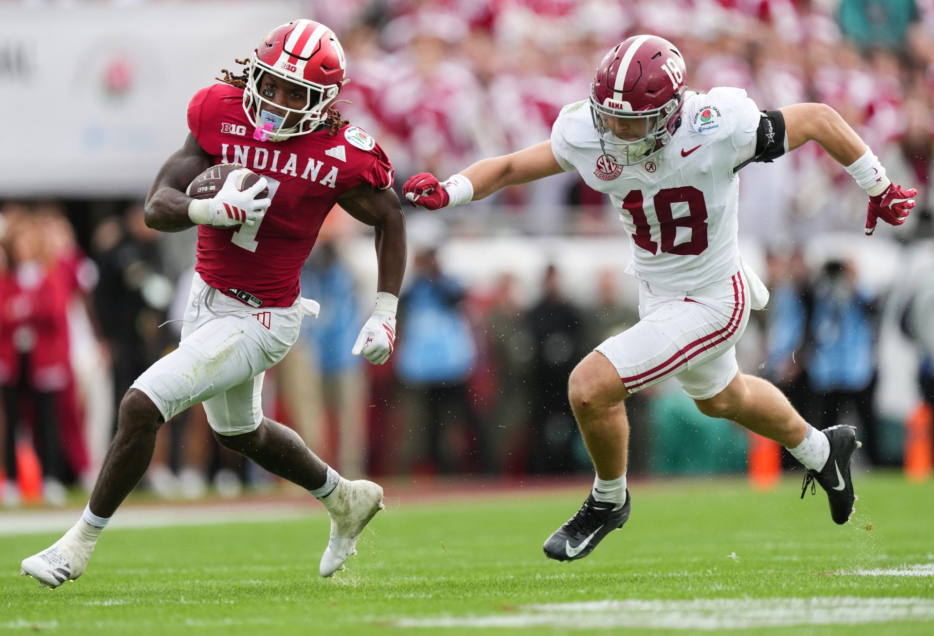 Indiana Hoosiers running back Roman Hemby (1) rushes past Alabama Crimson Tide defensive back Bray Hubbard (18) on Thursday, Jan. 1, 2026, during the 112th annual Rose Bowl game in Pasadena. Indiana Hoosiers defeated Alabama Crimson Tide, 38-3.